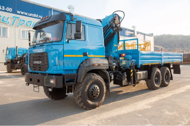 Бортовой контейнеровоз Урал 4320-82Е5 c КМУ ИМ-240