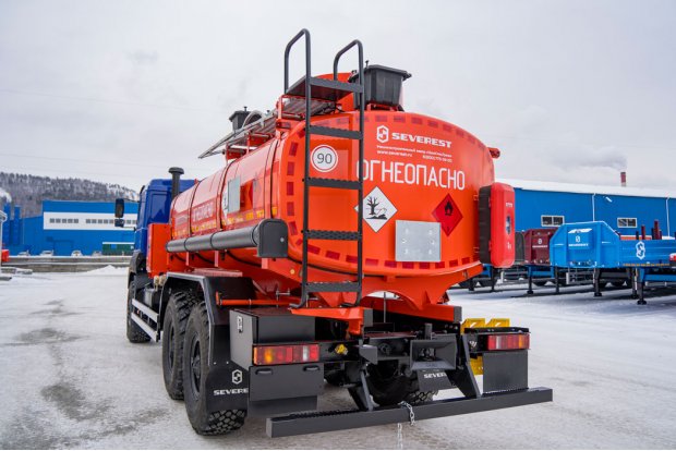 Лестница для подъема на площадку обслуживания цистерны