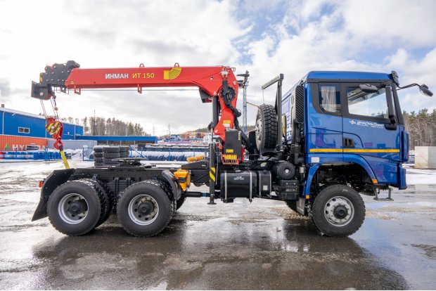 Седельный тягач SHACMAN SX42586 (6х6) с КМУ  ИТ-150