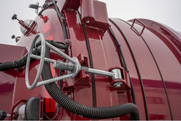 Затвор открывающегося днища