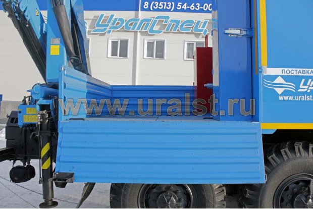Откидной борт грузопассажирского автомобиля
