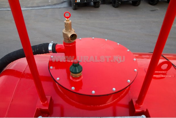 Заливная горловина цистерны