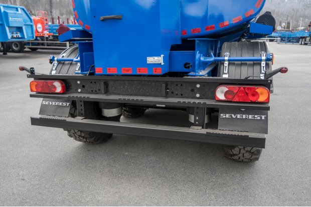 Заднее защитное устройство