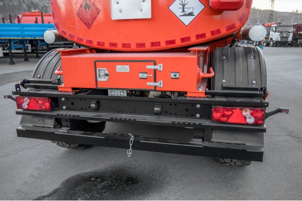 Заднее защитное устройство