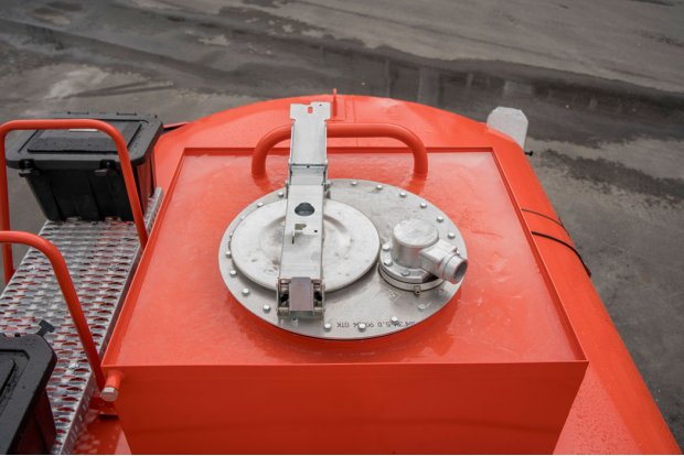 Заливная горловина цистерны