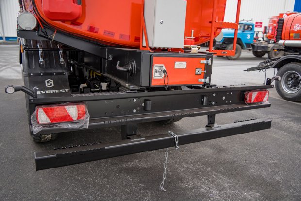 Заднее защитное устройство 