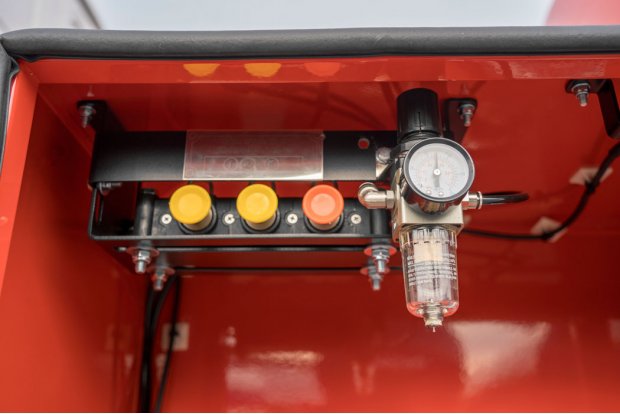 Блок пневмоуправления донными клапанами и манометр