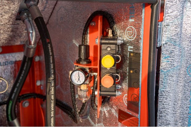 Блок пневмоуправления донными клапанами и манометр