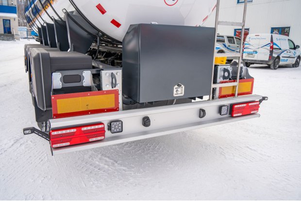 Заднее защитное устройство