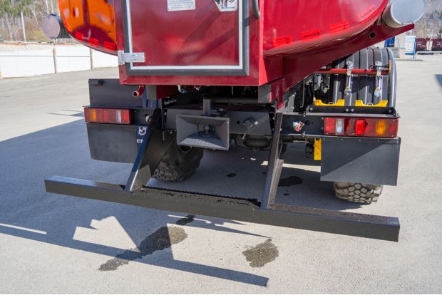 Заднее защитное устройство