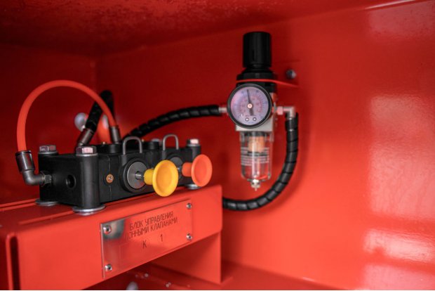 Блок управления донным клапаном и манометр