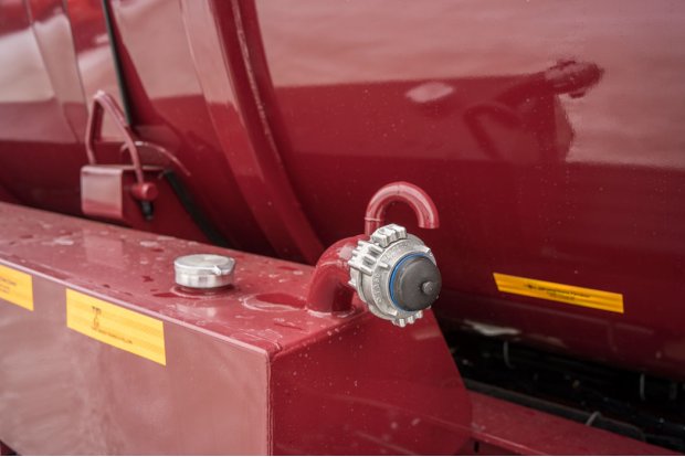 Заливная горловина и трубопровод слива