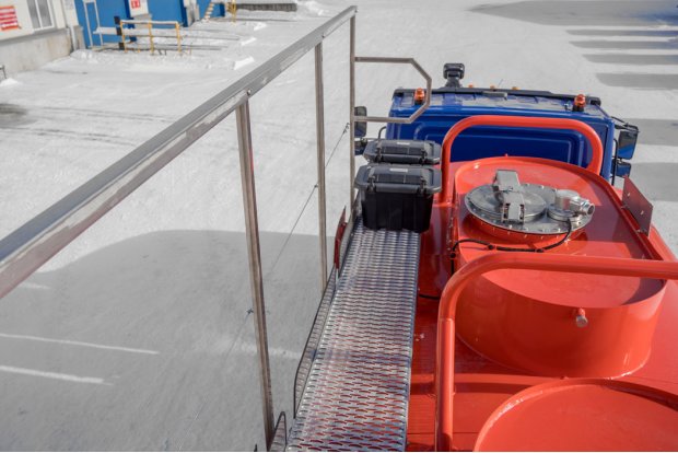 Площадка обслуживания цистерны с поручнем