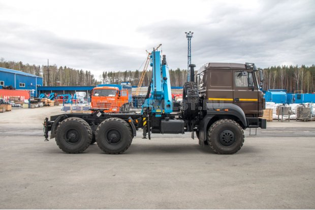 Седельный тягач Урал 44202-82М с КМУ ИМ-240