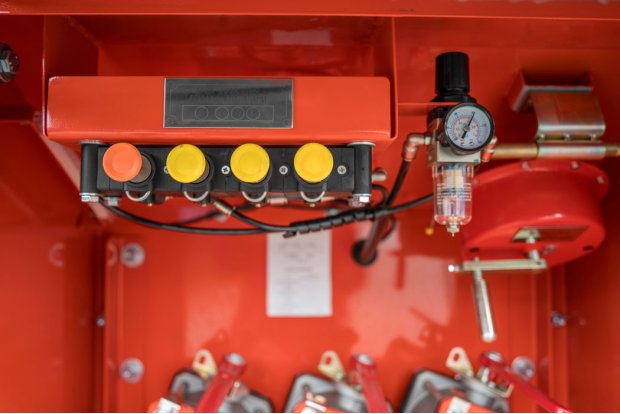 Блок пневмоуправления донными клапанами и манометр