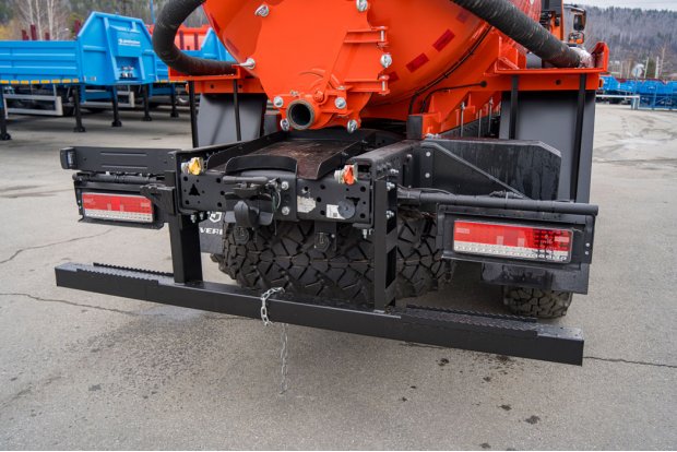 Заднее защитное устройство