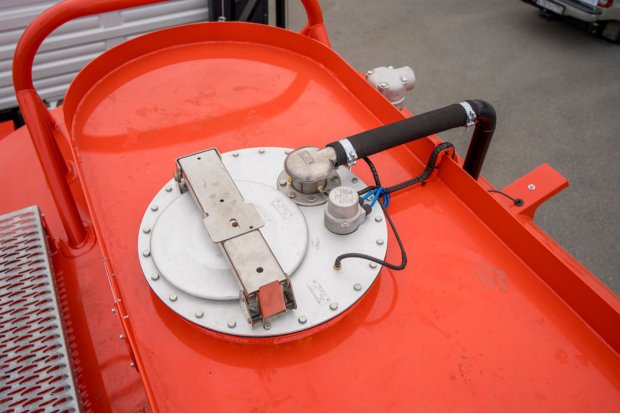 Заливная горловина с дыхательным устройством и датчиком заполнения