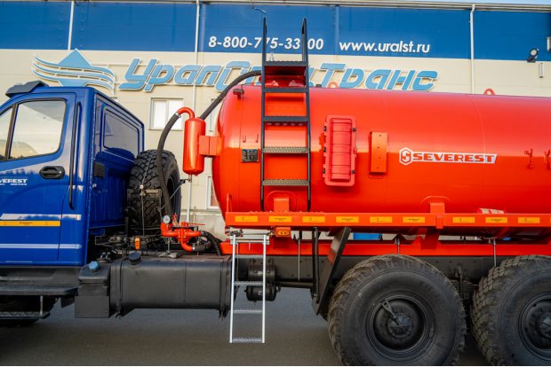 Лестница для подъема на площадку обслуживания цистерны