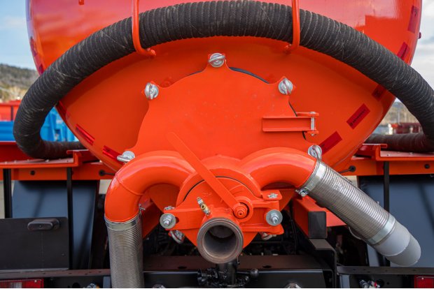 Заборный/сливной узел емкости, ревизионный люк