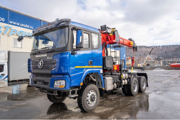 Седельный тягач SHACMAN SX42586 (6х6) с КМУ  ИТ-150