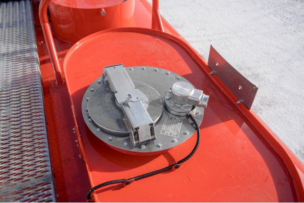 Заливная горловина цистерны