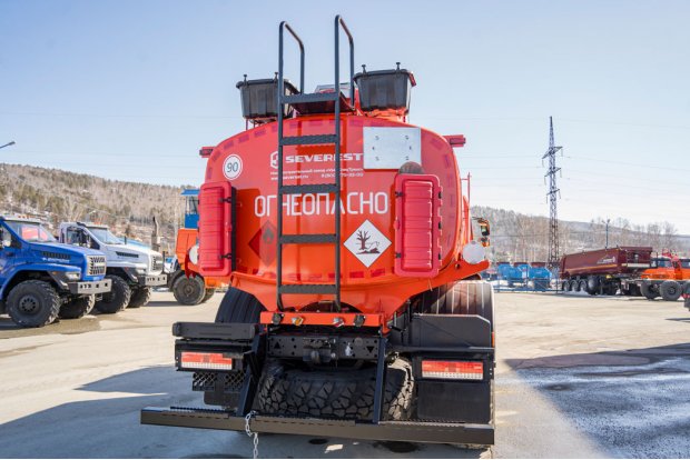 Лестница для подъема на площадку обслуживания цистерны