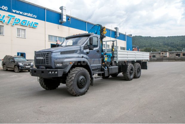 Автомобиль бортовой Урал с КМУ ИМ-150