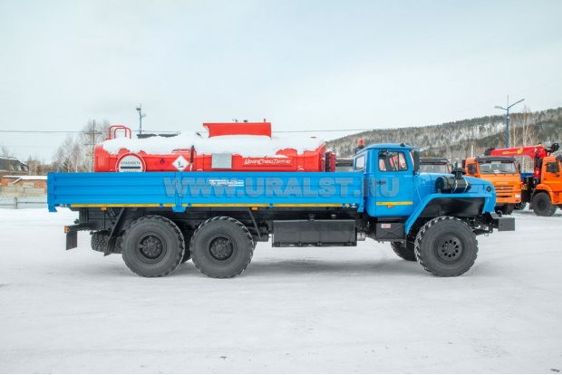 Бортовой контейнеровоз УСТ 54532Е Урал 4320-60 + Контейнер-цистерна КЦ-10