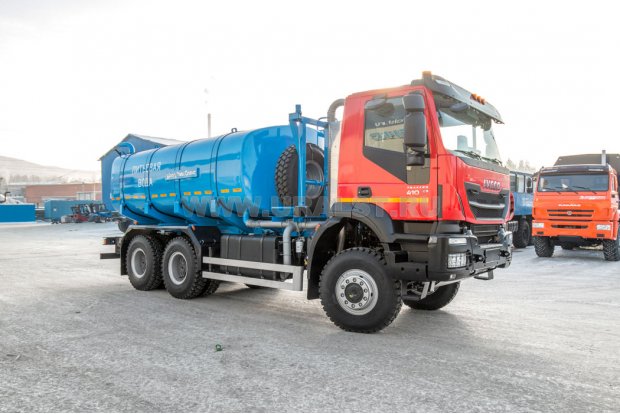 Автоцистерна для питьевой воды АЦПТ-12НО нерж IVECO-AMT TRAKKER 6х6 база 3800мм