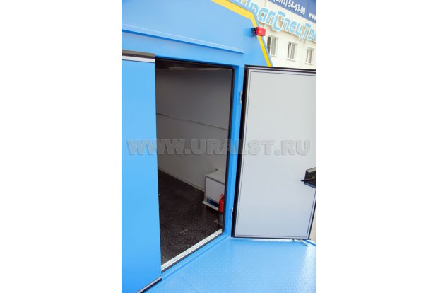 Вход в рабочий отсек через бортовую платформу
