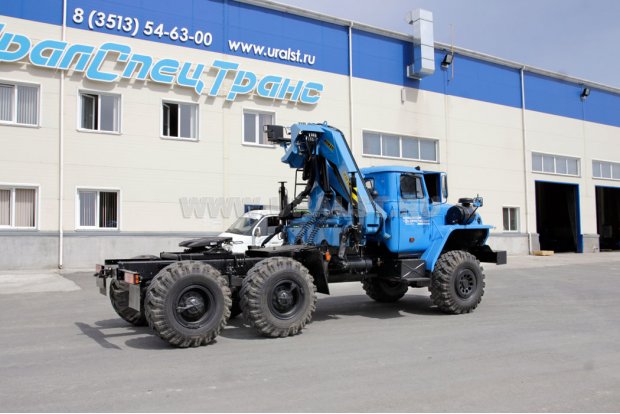 Седельный тягач Урал 5557-60 с крано-манипуляторной установкой ИМ-150