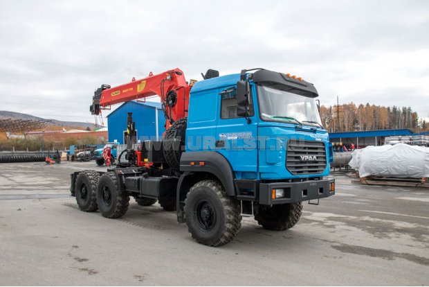 Седельный тягач Урал 44202-82М с крано-манипуляторной установкой ИТ-180