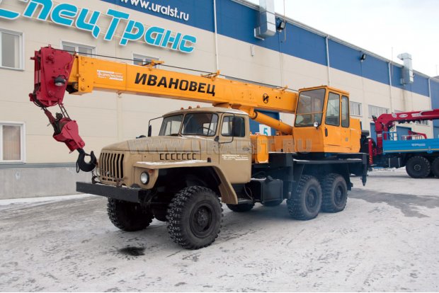 Автомобильный кран КС-3574 Ивановец на шасси Урал 5557