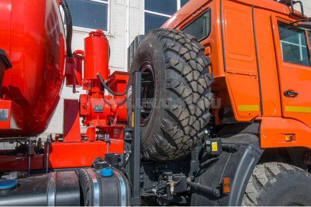 Автоцистерна вакуумная для нефтепродуктов АКН-10 ВК УСТ 5453 Камаз 43118-50 дополнительные трубы для сбора нефти, сп.м., доработка под ДОПОГ