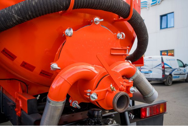 Заборный/сливной узел емкости