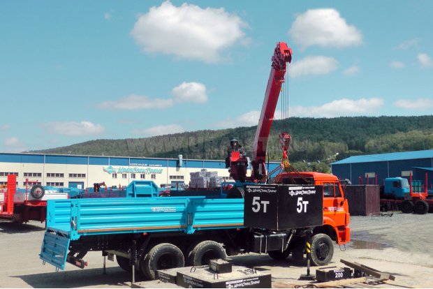Автомобиль бортовой Камаз с КМУ ИТ-180