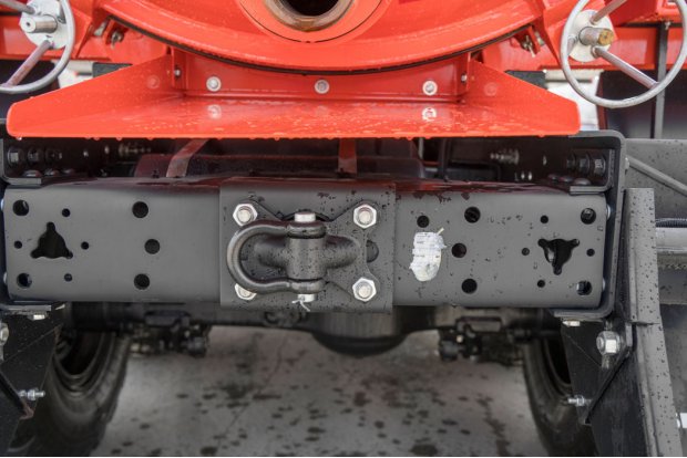 Задняя поперечина с буксирной петлей