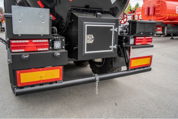 Заднее защитное устройство