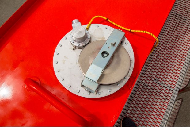 Заливная горловина цистерны