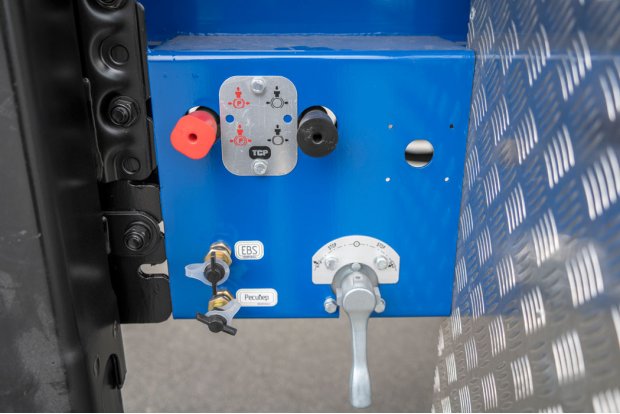 Кран управления стояночным тормозом и осями полуприцепа