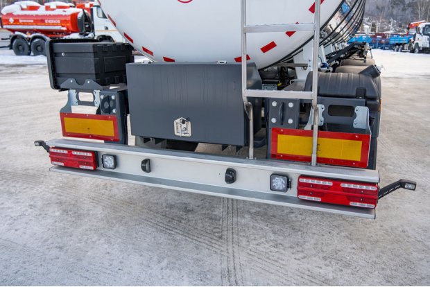 Заднее защитное устройство