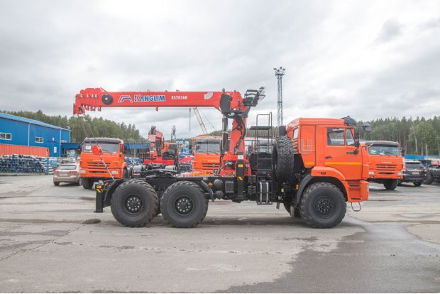 Седельный тягач с КМУ KS-2056 УСТ 5453 Камаз-43118-50 сп.м