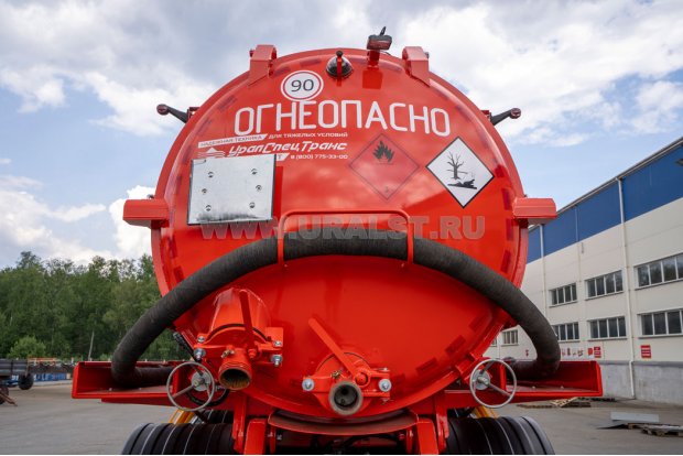 Два заборных отверстия  на заднем днище