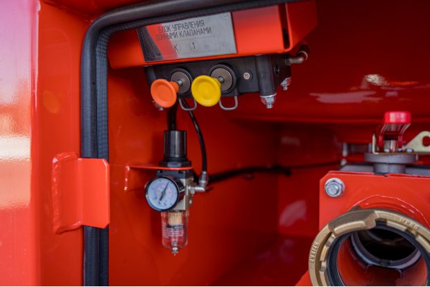 Блок пневмоуправления донными клапанами и манометр