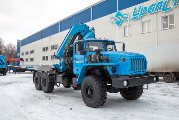 Седельный тягач Урал 4320 с крано-манипуляторной установкой ИМ-240