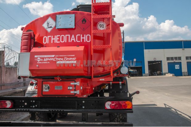 Лестница на площадку обслуживания цистерны