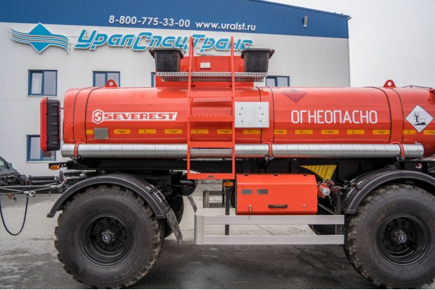 Лестница для подъема на площадку обслуживания