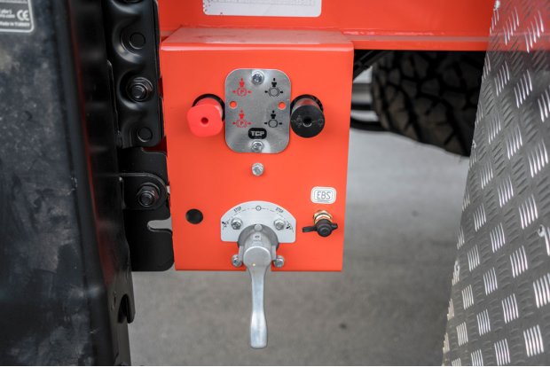 Кран управления стояночным тормозом и подвеской полуприцепа