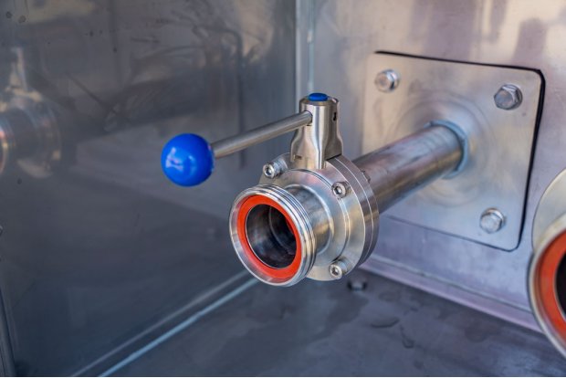 Разъем для подключения к источнику моющей жидкости