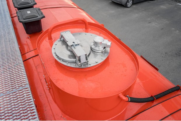 Заливная горловина цистерны